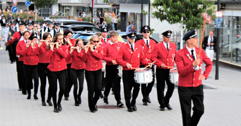 SPIELMANNSZUG DER FREIWILLIGEN FEUERWEHR BIGGE OLSBERG SCHUETZENFEST TOTALLOKAL