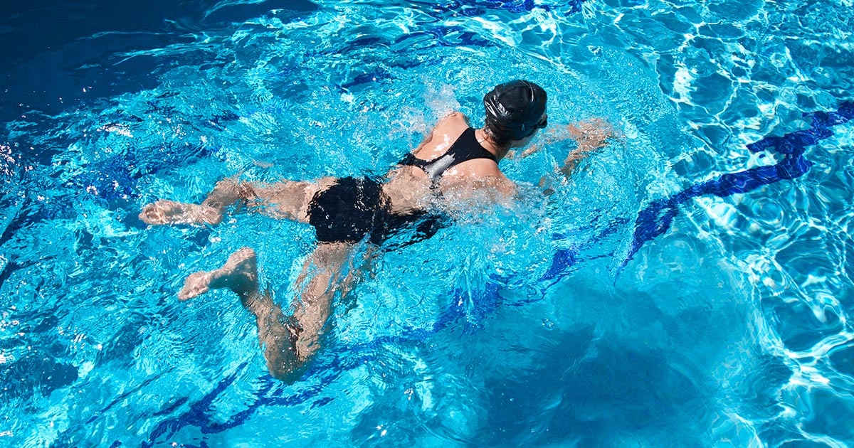 SCHWIMMEN STAERKT DEN RUECKEN WENN DIE TECHNIK STIMMT