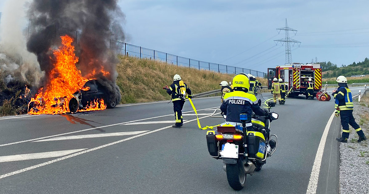 BMW BRENNT AUF AUTOBAHNZUBRINGER OLSBERG TOTALLOKAL