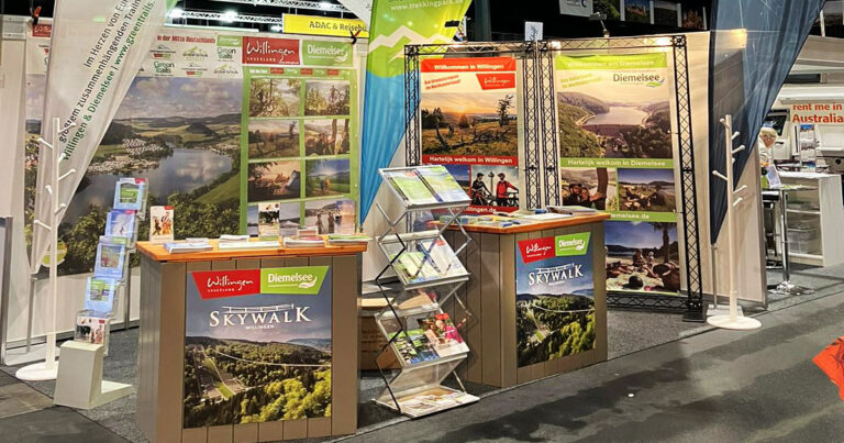 FOTO MESSESTAND WILLINGEN DIEMELSEE AUF DER MESSE REISEN UND CARAVAN TOURIST INFORMATION WILLINGEN