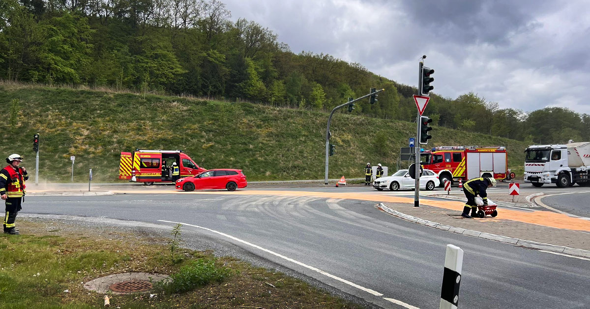 VERKEHRSBEHINDERUNG DURCH GROSSE OELSPUR AUF B480 UND B 7 IN OLSBERG