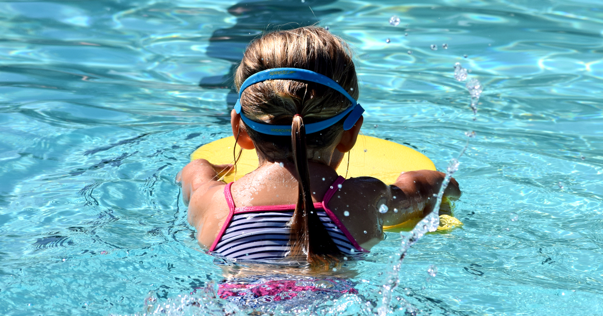 SCHWIMMKURS FÜR KINDER